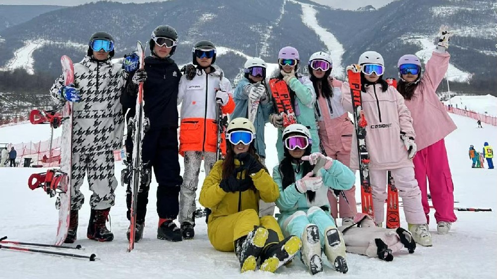 激情滑雪，凝聚力量