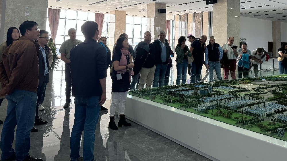 奥地利蔬菜协会代表团参观杨凌智慧农业示范园，共探现代农业新未来